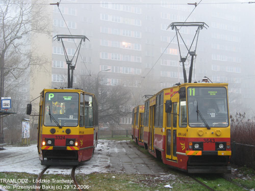 Konstal 805Na #3324 [P] i Sk�ad 2x Konstal 805Na #3643+3644 [11], 29.12.2006r. Pabianice - ul. Wiejska/�aska. OSTATNI DZIE� KURSOWANIA LINII [P]. Foto: Przemys�aw Bakaj (c)
