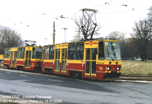 Sk�ad 2 x Konstal 805Na #3341+3326 [11], w dniu 19.01.2004r., Rondo Lotnik�w Lwowskich/ ul. Pabianicka. Foto: Przemys�aw Bakaj (c)