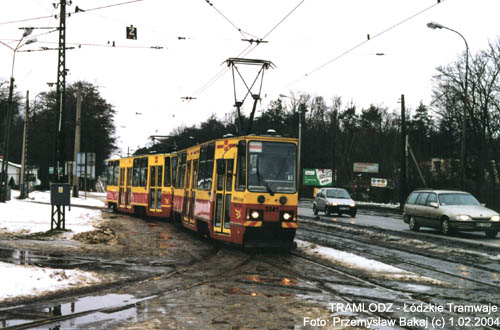 Sk�ad 2 x Konstal 805Na #3341+3326 [AWARIA], w dniu 1.02.2004r., ul. Zgierska/ Helen�wek. Foto: Przemys�aw Bakaj (c)