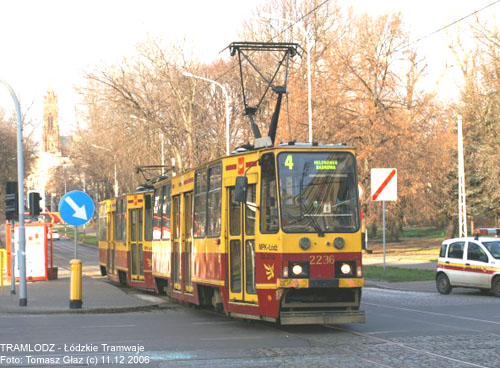 Sk�ad 2 x Konstal 805Na #2236+2237 [4], 11.12.2006r. ul. Nowomiejska/ Ogrodowa. Foto: Tomasz G�az (c)