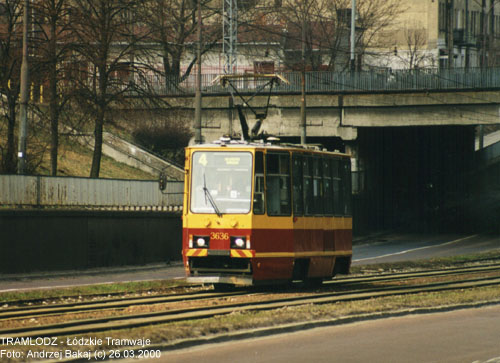 Konstal 805Na #3636 [4], w dniu 26.03.2000r. ul. Rzgowska/ wiadukt kolejowy. Foto: Andrzej Bakaj (c)
